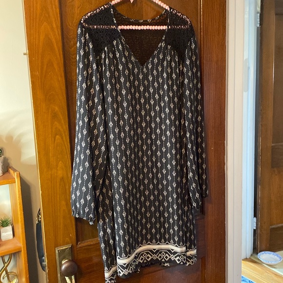 Stunning DR2 black crochet lace long sleeve dress with pleats down back 😍😍 - Picture 1 of 14